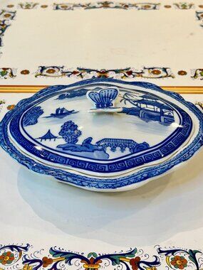 Blue Willow "Chinoiserie" pattern lidded bowl with butterfly finial
